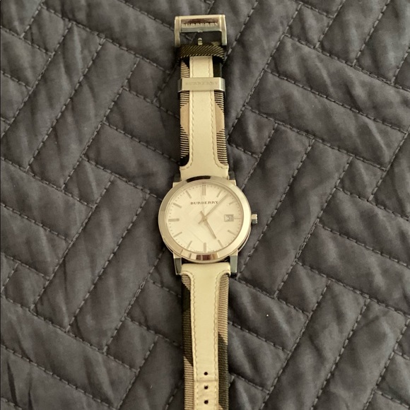 Women’s Burberry Watch - Authentic - Picture 3 of 6
